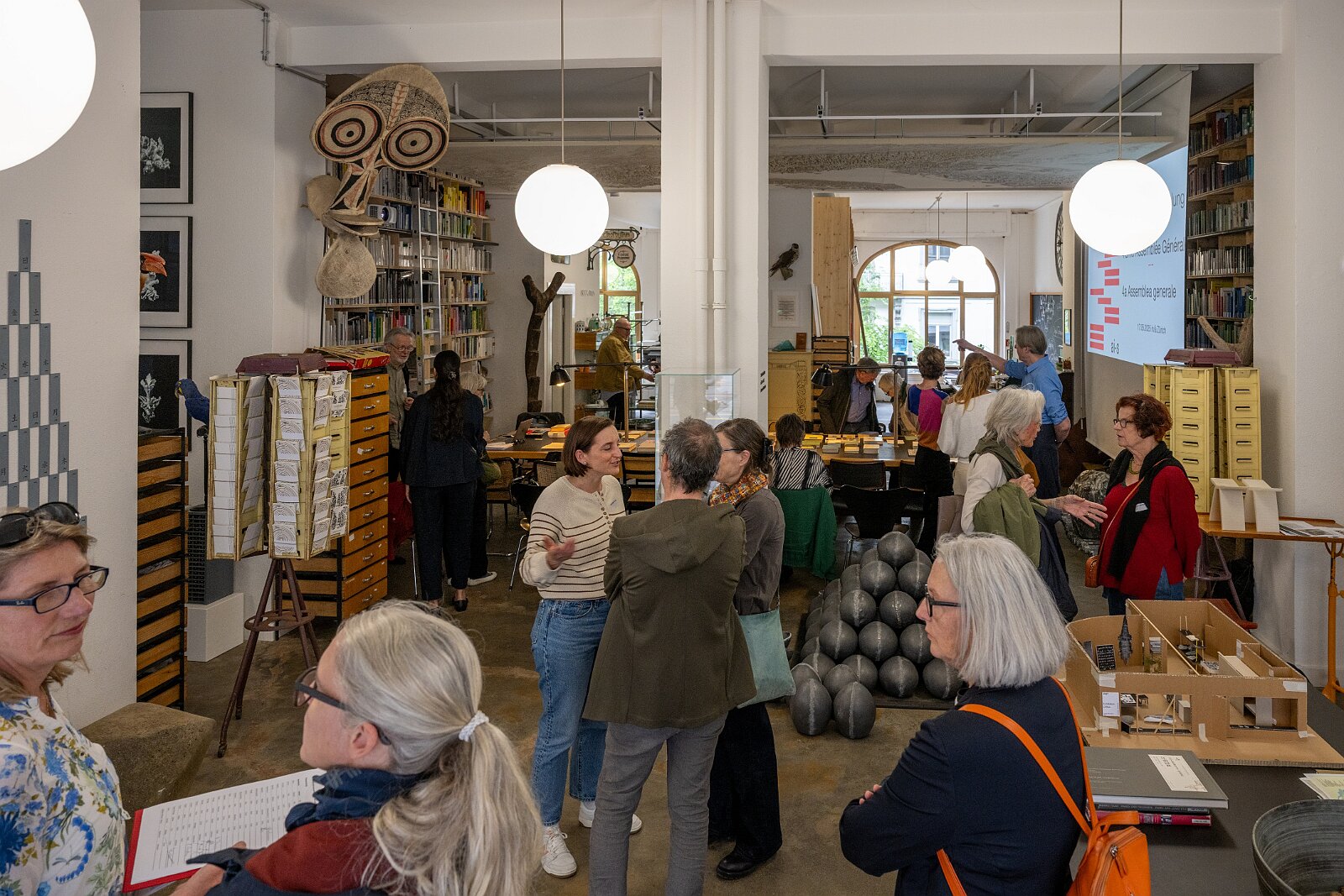 AiI-S Mitgliederversammlung Besichtigung Werk-Bibliothek von Lucius und Annemarie Burckhardt-Wackernagel im Case Studio VOGT, Zürich