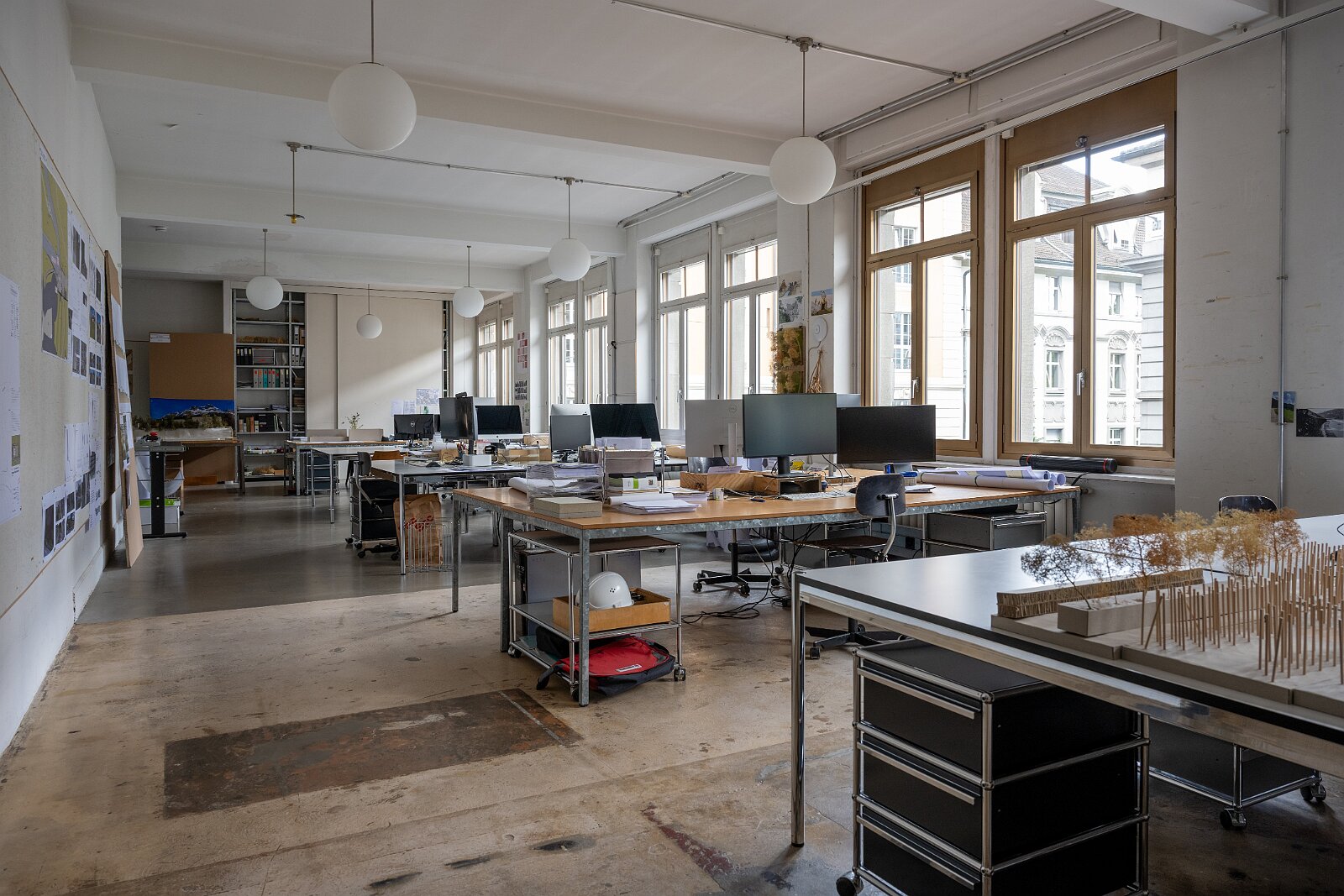 AiI-S Mitgliederversammlung Besichtigung Werk-Bibliothek von Lucius und Annemarie Burckhardt-Wackernagel im Case Studio VOGT, Zürich