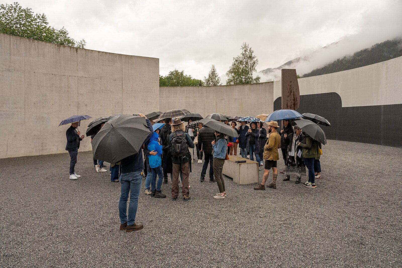 VSI.ASAI. Generalversammlung Flims Besichtigung OGNA von Matias Spescha, Trun. Grösste begehbare Skulptur der Schweiz.