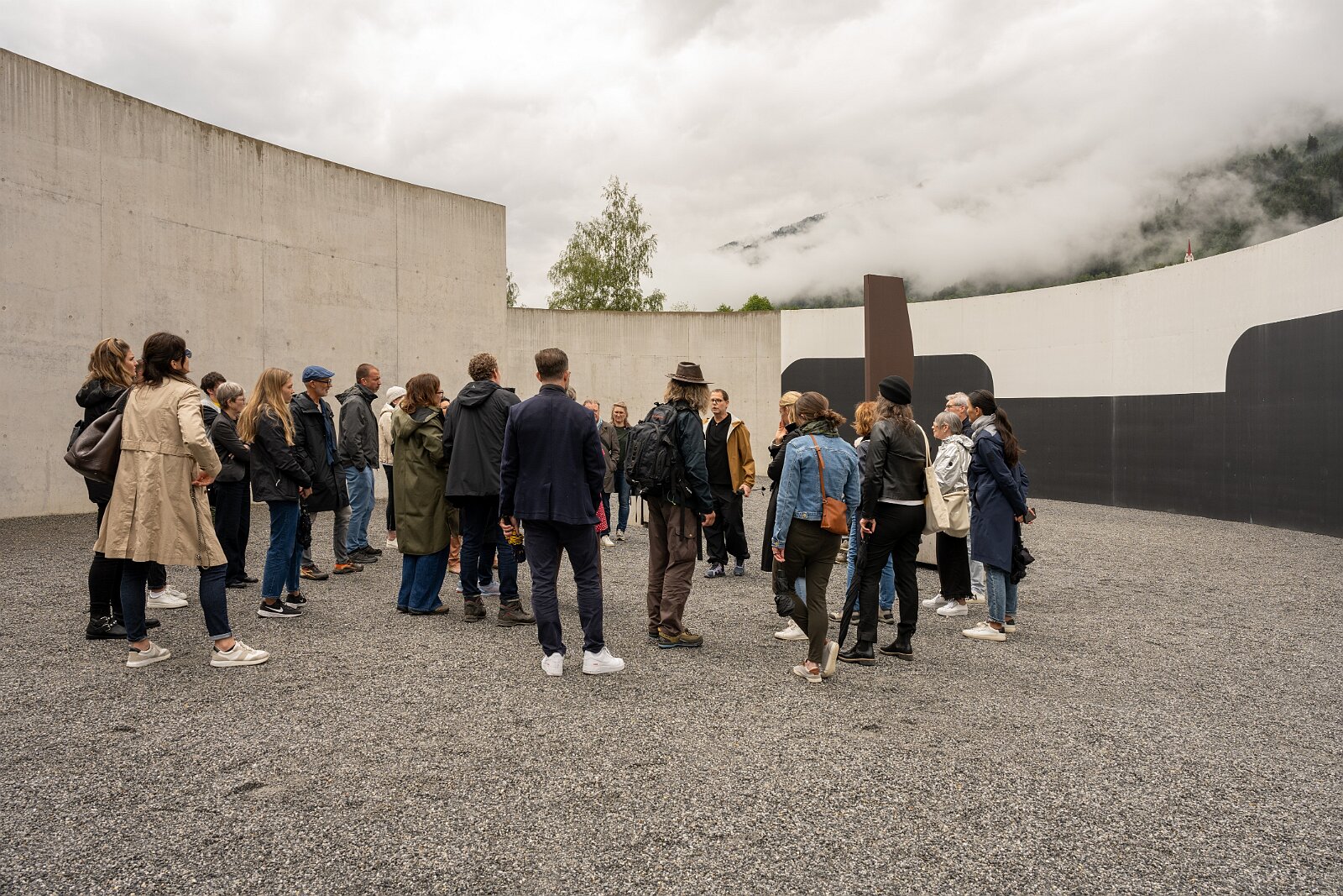 VSI.ASAI. Generalversammlung Flims Besichtigung OGNA von Matias Spescha, Trun. Grösste begehbare Skulptur der Schweiz.