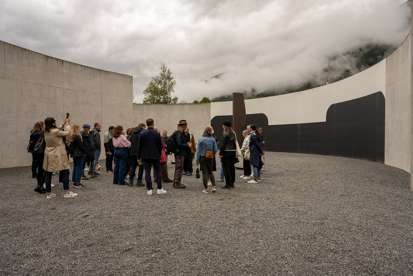 VSI.ASAI. Generalversammlung Flims Besichtigung OGNA von Matias Spescha, Trun. Grösste begehbare Skulptur der Schweiz.