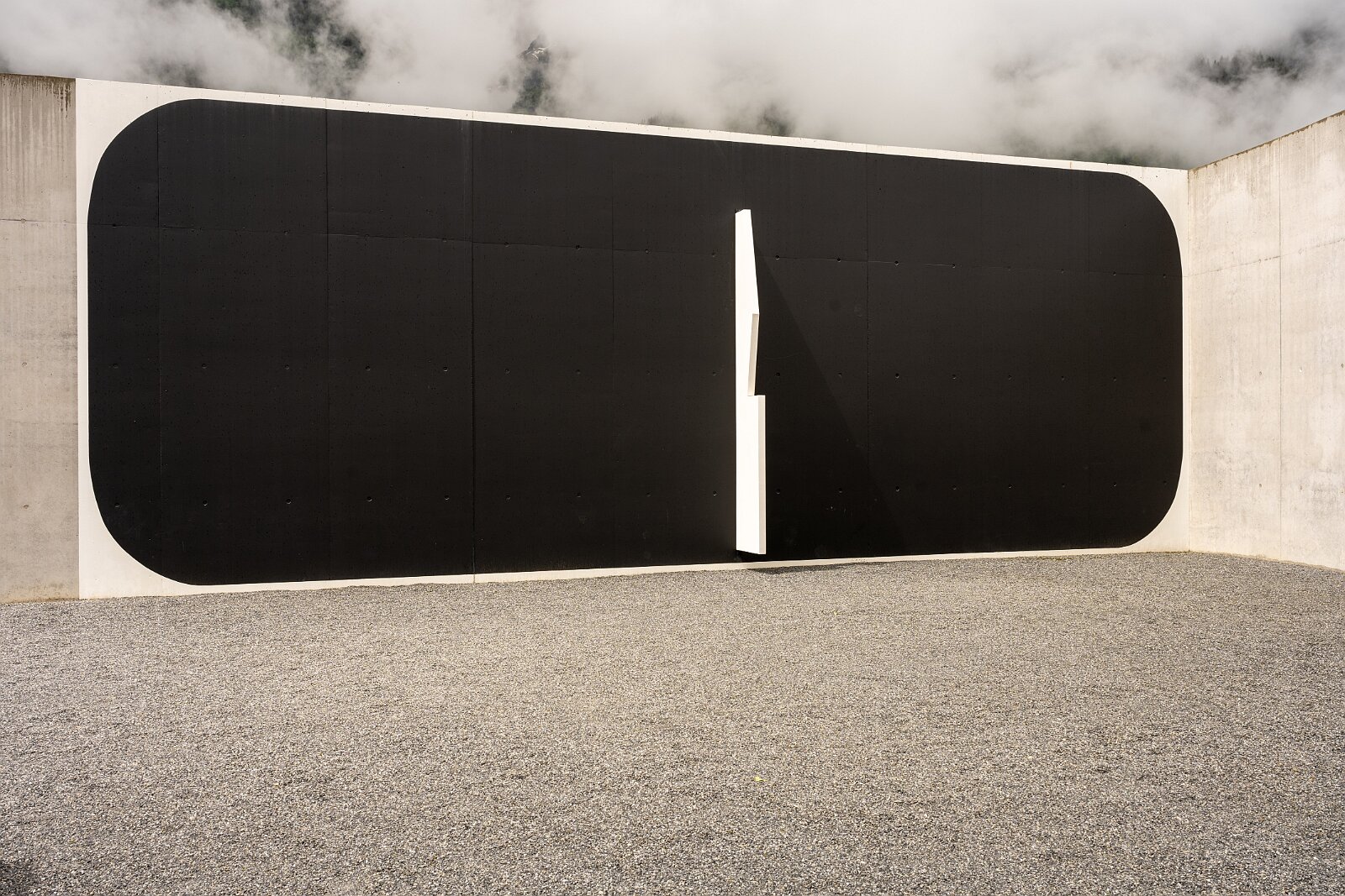 VSI.ASAI. Generalversammlung Flims Besichtigung OGNA von Matias Spescha, Trun. Grösste begehbare Skulptur der Schweiz.