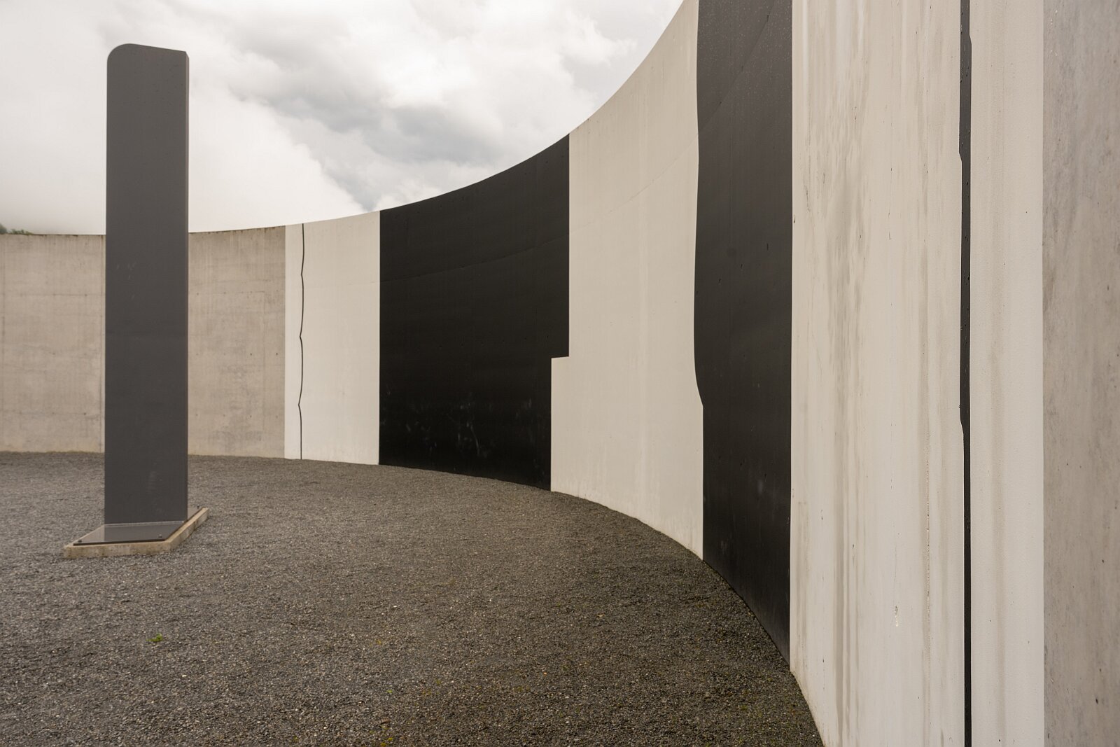 VSI.ASAI. Generalversammlung Flims Besichtigung OGNA von Matias Spescha, Trun. Grösste begehbare Skulptur der Schweiz.