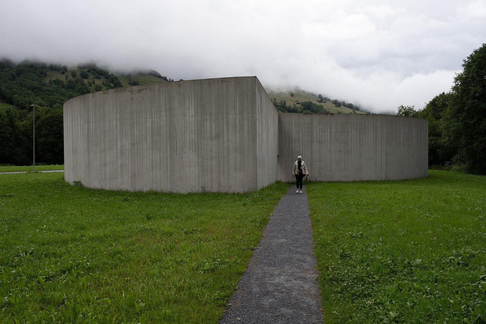 VSI.ASAI. Generalversammlung Flims Besichtigung OGNA von Matias Spescha, Trun. Grösste begehbare Skulptur der Schweiz.