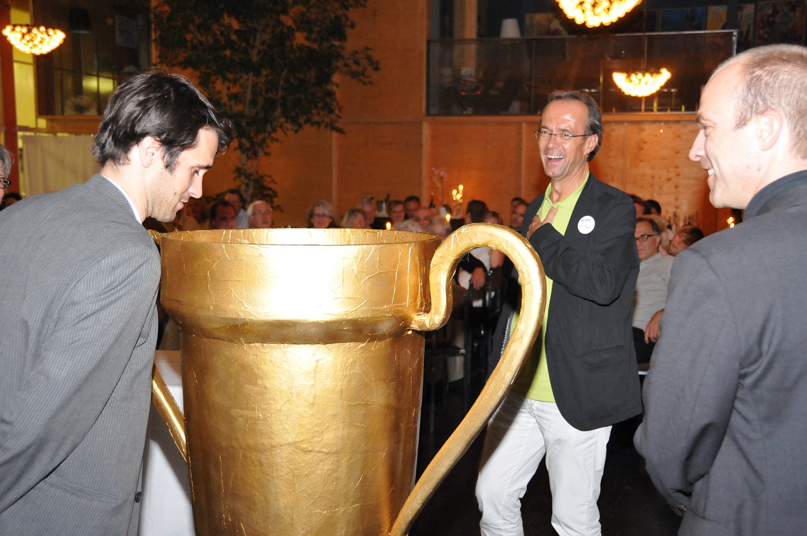 VSI.ASAI. Rahmenprogramm 19. Juni 2009 Verdankung an unseren Präsidenten im Restaurant eoipso in Basel. Er übergibt das Zepter am 20. Juni 2009 seinem Nachfolger. Herzlichen Dank für Deine tolle Arbeit und den wunderbaren Abschiedsabend.