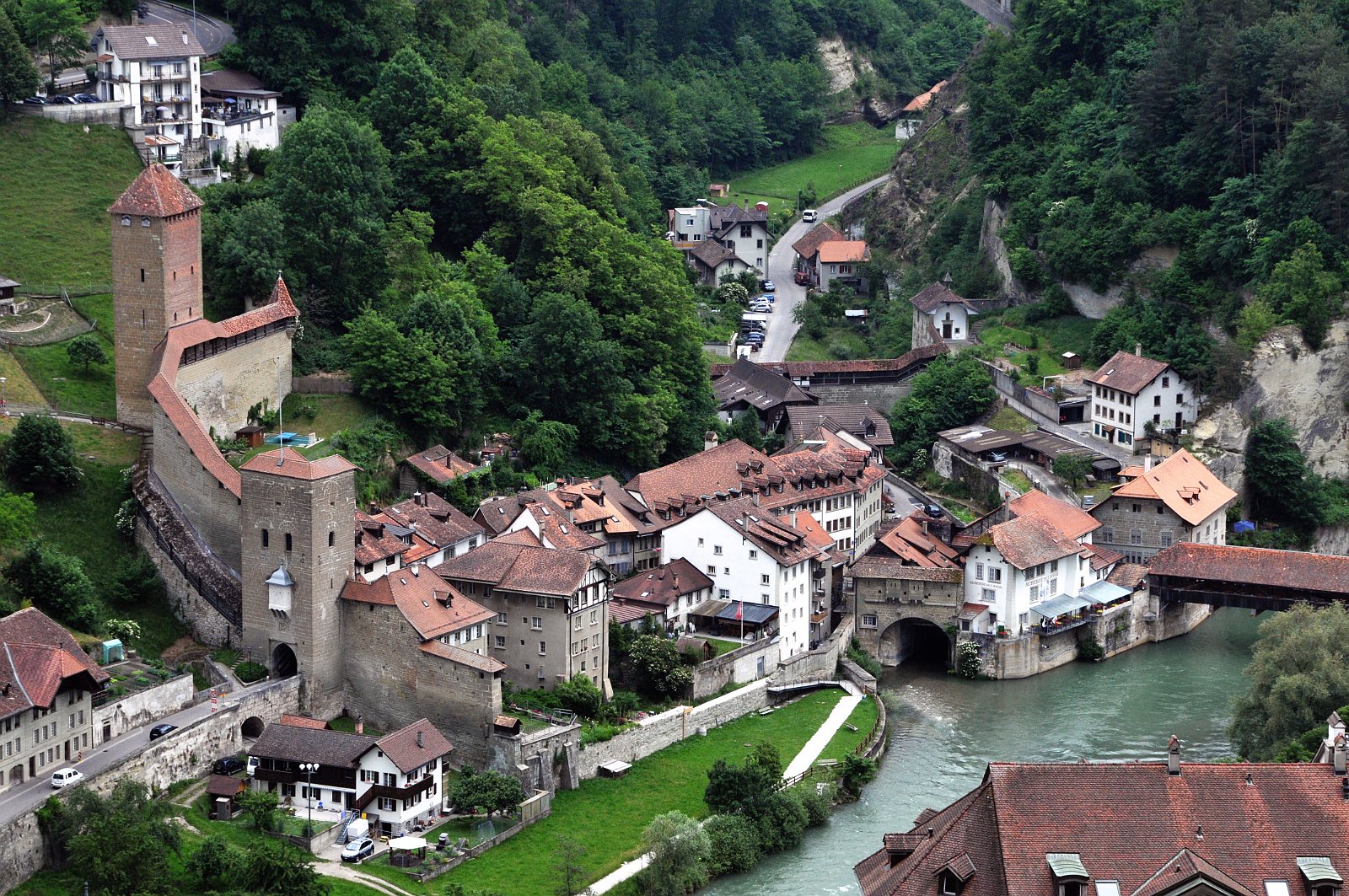 VSI.ASAI. - 67. Generalversammlung in Fribourg Rundum Aussicht nach einem Wendeltreppenaufstieg auf dem Turm der Kathedrale auf die Stadt Fribourg.