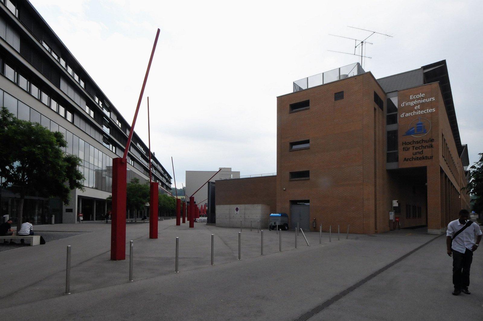 VSI.ASAI. - 67. Generalversammlung in Fribourg Spaziergang durch das Pérolles-Quartier unter der Führung von Robert Walker, Architekt und Architekturhistoriker (Er ist auch der Erfinder der Foto-Viewer Idee von Fribourg). War ein tolles Erlebnis wie man mit einfachen Mittel darstellen kann, wie sich ein Stadt der Zeit anpasst.