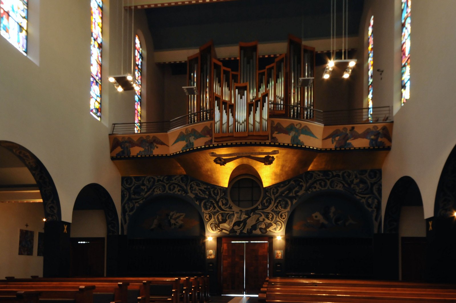 VSI.ASAI. - 67. Generalversammlung in Fribourg Unter Führung von Architekt J.M. Ruffieux erleben wir die St. Pierre Kirche.