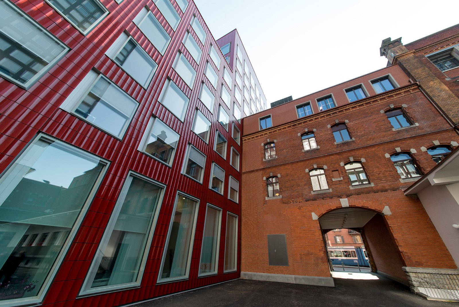 VSI.ASAI | Rundgang im Löwenbräu-Areal Zürich Rundgang und Führung im Löwenbräu-Areal Zürich. Führung durch Stephan Hürlemann, Partner Studio Hannes Wettstein AG und Volker Mencke, Projektleiter Gigon/Guyer Architekten.