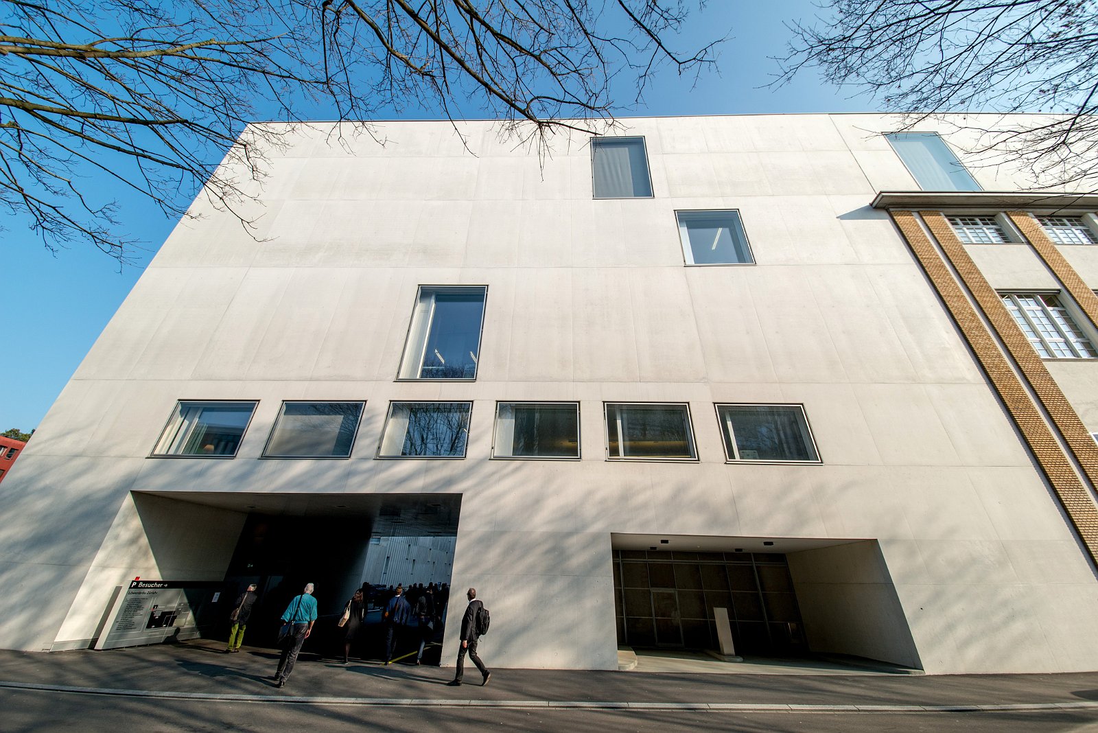 VSI.ASAI | Rundgang im Löwenbräu-Areal Zürich Rundgang und Führung im Löwenbräu-Areal Zürich. Führung durch Stephan Hürlemann, Partner Studio Hannes Wettstein AG und Volker Mencke, Projektleiter Gigon/Guyer Architekten.