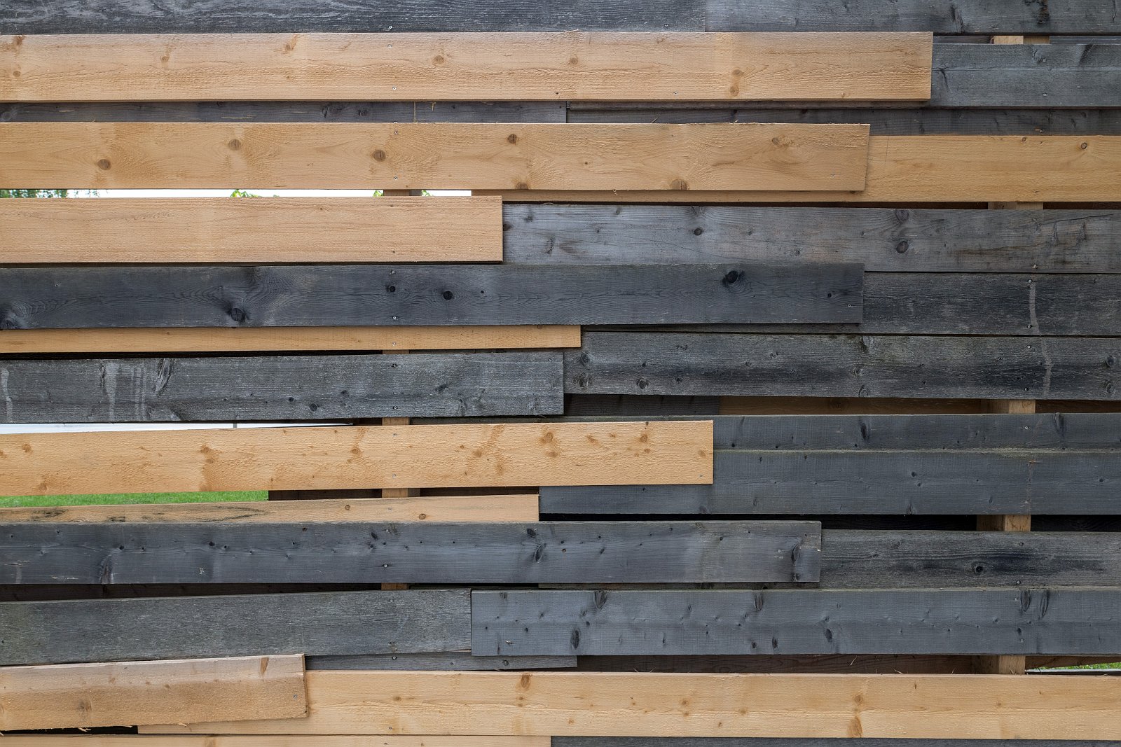 Zaun von Tadashi Kawamata am Zugersee 