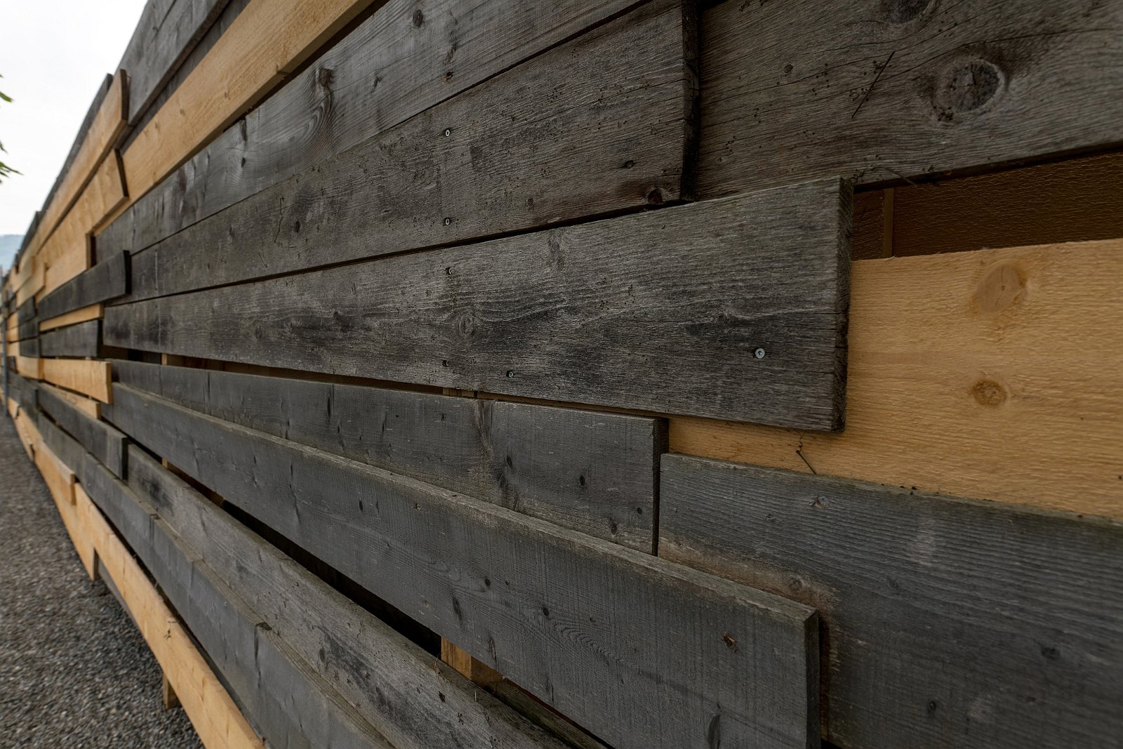 Zaun von Tadashi Kawamata am Zugersee Switzerland 